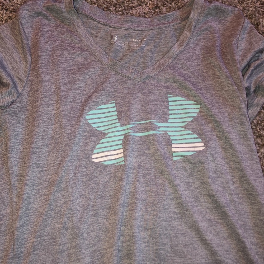 grey underarmour shirt